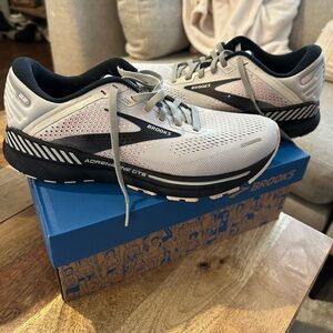 Brooks women’s adrenaline GTS 22 running shoes grey/rose/black size 10.5